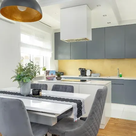Excellent With Parking & Balcony By Renters Cracovie